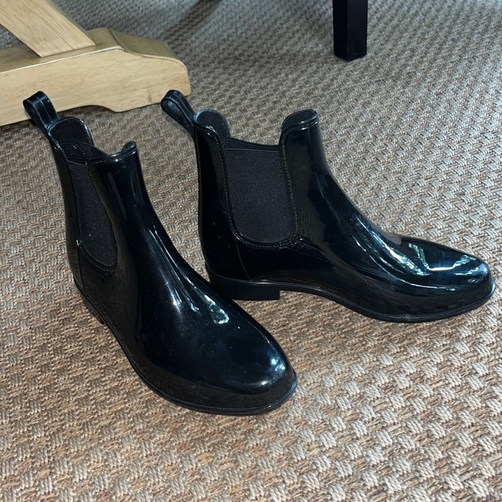 🌿 SO black shiny boots